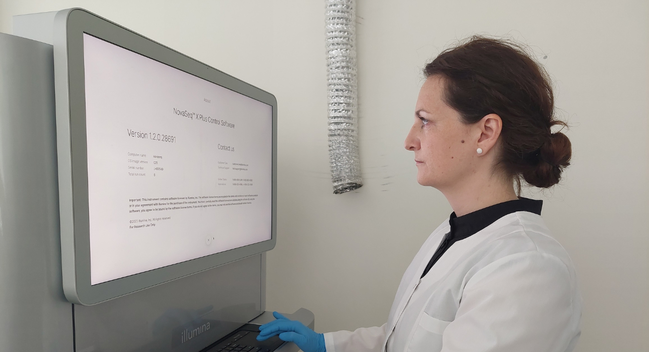 A. Pocienės nuotraukoje: Prof. dr. Laima Ambrozaitytė demonstruoja pagrindinį genetikų įrankį „Lietuvos genomo“ projekte – vieną naujausių ir galingiausių genetinių analizatorių.